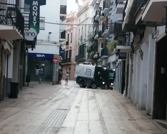 Neteja especial amb aigua als carrers del centre de Sitges, sitges news, neteja sitges, ajuntament sitges,