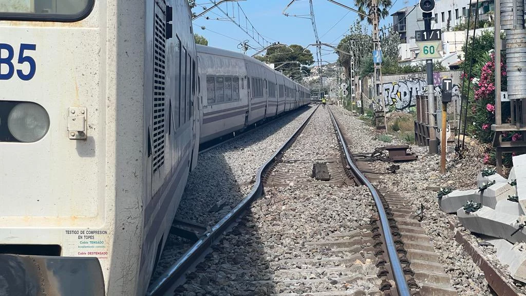 Imagen de la estación de Sitges tras el descarrilamiento del tren Talgo Valencia-Barcelona, con técnicos y personal de emergencia en el lugar.