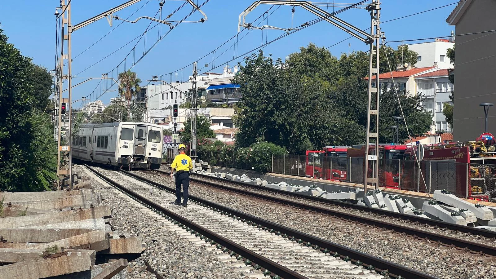 Imagen de la estación de Sitges tras el descarrilamiento del tren Talgo Valencia-Barcelona, con técnicos y personal de emergencia en el lugar.