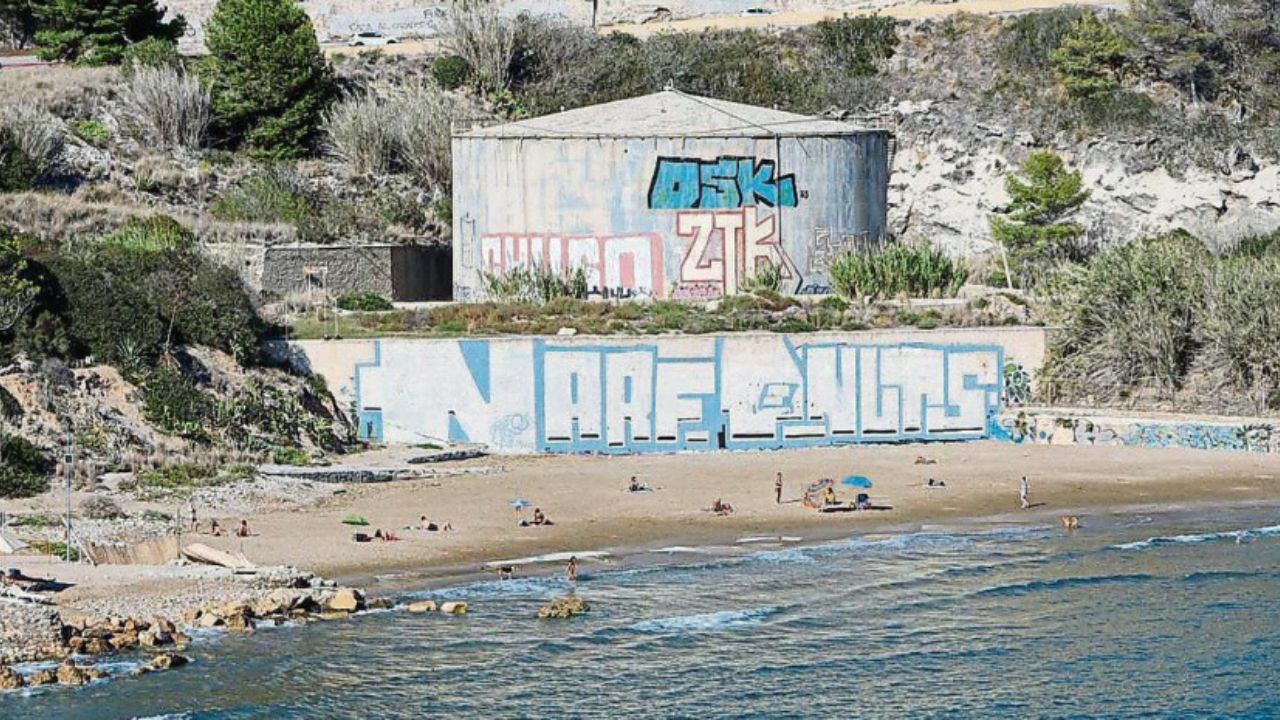 Una narcolancha y armas de guerra en una playa de Sitges - Sitges News